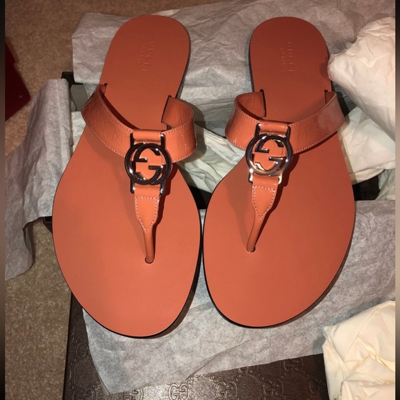 Gucci Shoes - NIB Salmon Pink Gucci leather silver logo flip flops (39)